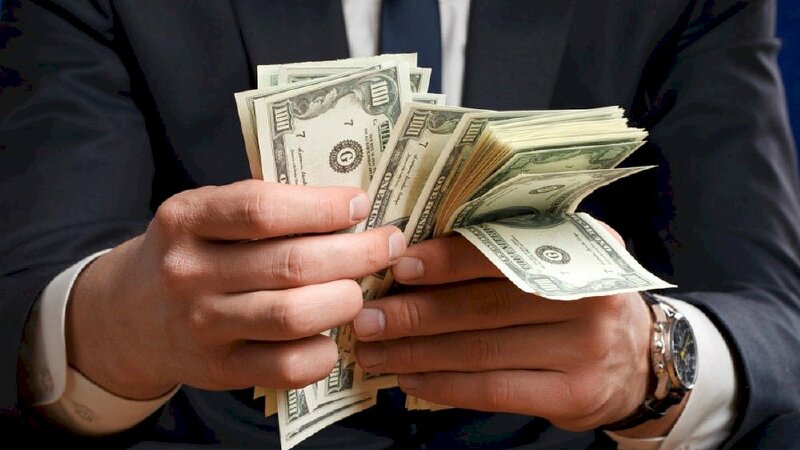 Ảnh thành công trong kinh doanh người đàn ông thành đạt đếm tiền thật tự tin