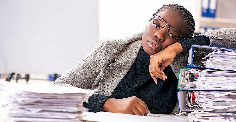 Hình ảnh công việc giấy tờ quá nhiều khiến cô gái đôi lúc cảm thấy đuối sức