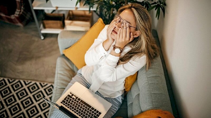 Hình ảnh cô gái phải làm việc nhiều với máy tính khiến đôi mắt cũng cảm thấy mệt mỏi