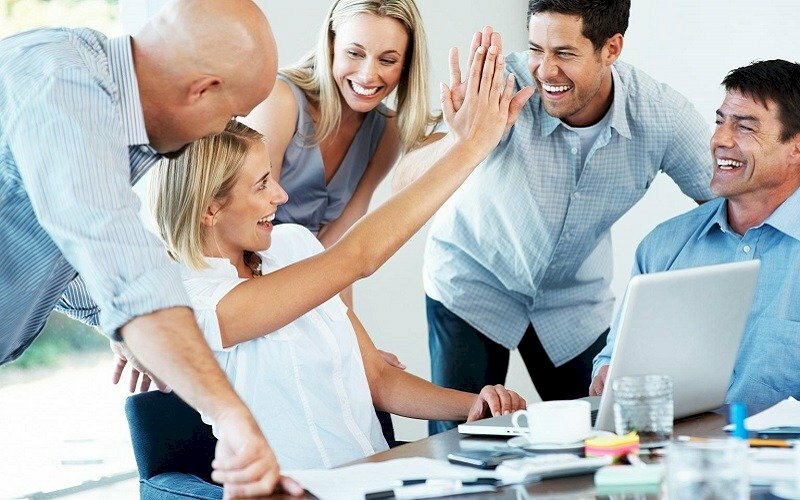 Hình ảnh sự phối hợp công việc nhịp nhàng khi làm việc nhóm đã đem lại hiệu quả công việc tốt đẹp