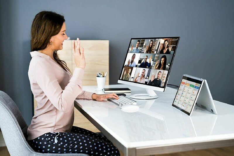 Ảnh làm việc online cô gái tham gia biểu quyết trong cuộc họp giải quyết công việc với các đồng nghiệp