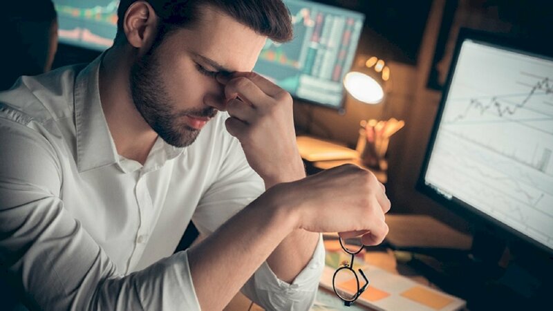 Chàng trai với đôi mắt mệt mỏi khi phải làm việc lâu trên máy tính