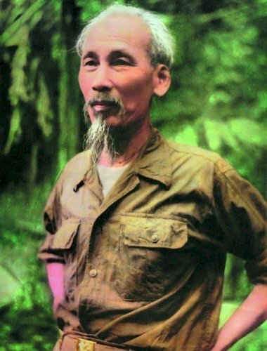 Hình ảnh chân dung màu Bác Hồ thật giản dị với trong bộ đồ kaki chiến sĩ