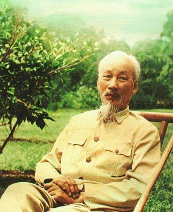 Hình ảnh màu chân dung Bác Hồ toát lên vẻ ung dung tự tại