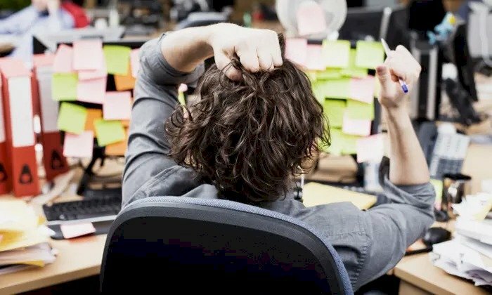Hình ảnh mệt mỏi công việc áp lực với quá nhiều giấy note công việc trước mặt cần hoàn thành