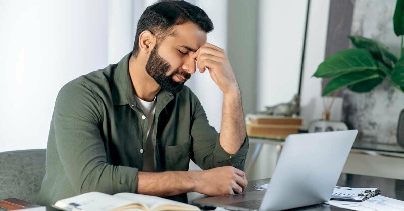 Hình ảnh mệt mỏi về công việc vì những khó khăn trong công việc chưa tìm được hướng giải quyết