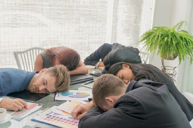 Hình ảnh cả nhóm ngủ thiếp trên bàn làm việc vì phải hoàn thành công việc được giao đúng deadline