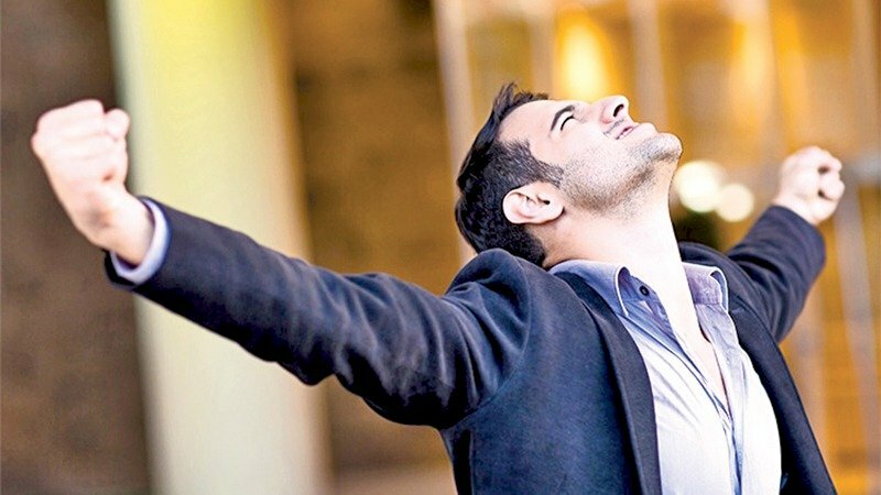 Hình ảnh người đàn ông thể hiện sự tự tin mạnh mẽ vào thành công mà mình đạt được