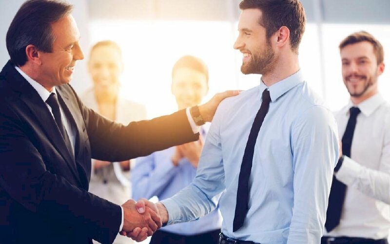 Hình ảnh người đàn ông thành công trong công việc nhận được sự công nhận của sếp và đồng nghiệp