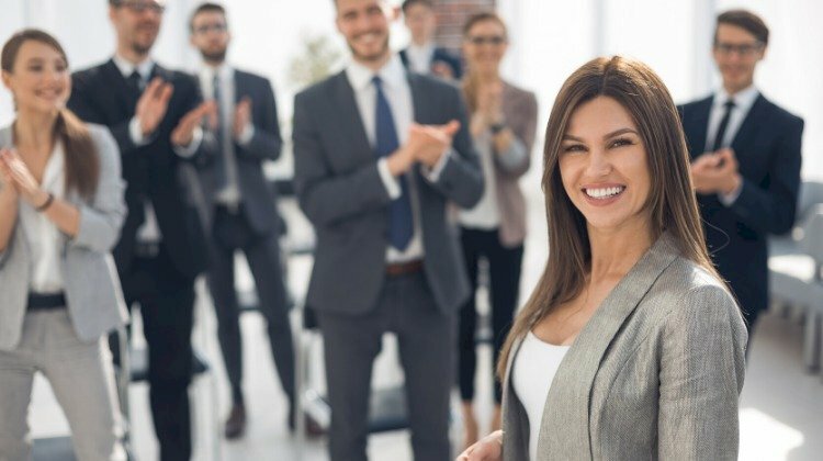 Ảnh đẹp người phụ nữ với nụ cười rạng rỡ về những thành công mình đạt được và được sự công nhận của mọi người