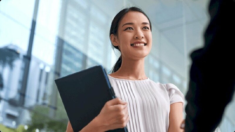 Hình ảnh cô gái trẻ thành công với nụ cười và ánh mắt tràn đầy sự tự tin