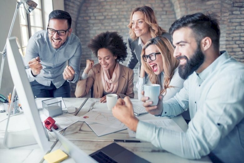 Hình ảnh đội nhóm những người trẻ tuổi tự tin và nhiệt huyết cùng nhau hợp tác và gặt hái được thành công trong công việc