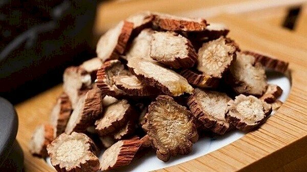 Hình ảnh rễ cây đan sâm sau khi được phơi hoặc sấy khô và thái phiến làm dược liệu quý hỗ trợ điều trị bệnh