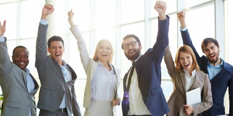 Hình ảnh những người trẻ với nụ cười tự tin, nắm tay quyết thắng, đoàn kết và thành công trong sự nghiệp