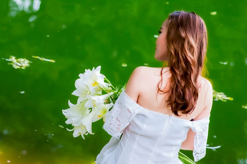 Ảnh cô gái ôm hoa loa kèn trắng đẹp thu hút