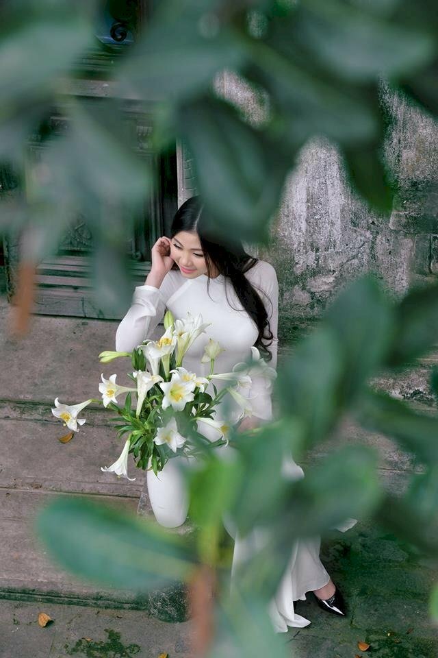 Hình ảnh tuyệt đẹp thiếu nữ duyên dáng bên hoa loa kèn trắng