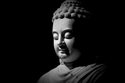 Hình hình ảnh white đen sạm rất đẹp khuôn mặt Phật bình thản trước từng phong ba
