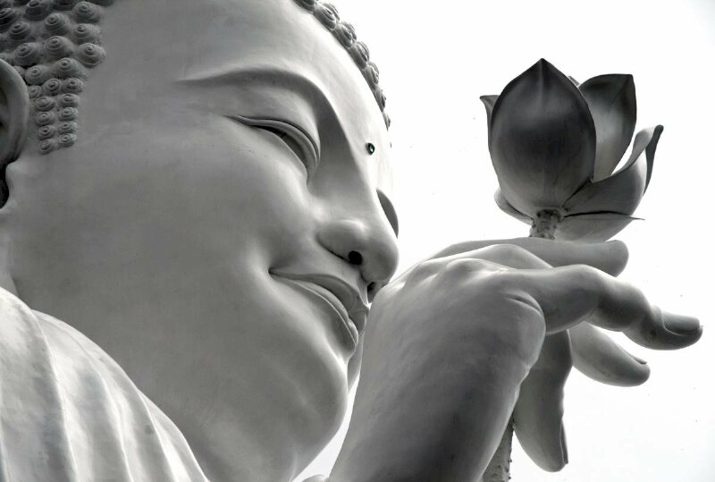 Hình Phật white đen sạm khuôn mặt Phật mỉm cười kể từ bi thực hiện lòng bản thân thanh thản