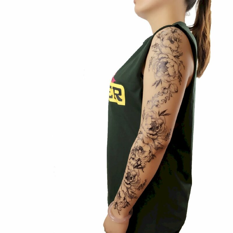 Hình xăm trắng đen đẹp những bông hoa mẫu đơn dọc theo cánh tay dành cho nữ