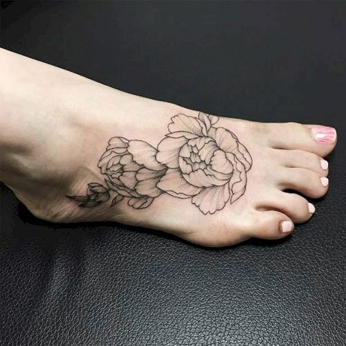 Hình xăm bông hoa mẫu đơn trắng đen nhỏ xinh, dễ thương trên mu bàn chân