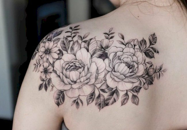 Hình xăm hoa mẫu đơn trắng đen ở vai đẹp