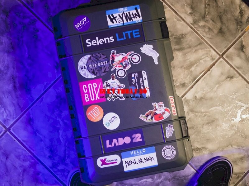 In sticker theo yêu cầu dán vali số lượng nhiều hình sticker nhỏ - In Kỹ Thuật Số Since 2006