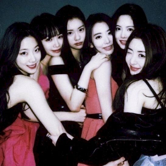 Poster member Le Sserafim - Chaewon, Sakura, Yunjin, Kazuha, Garam, Eunchae