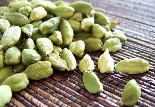 Hình ảnh những hạt thảo quả xanh khô có hương thơm dịu nhẹ có vị ngọt xen lẫn vị cay