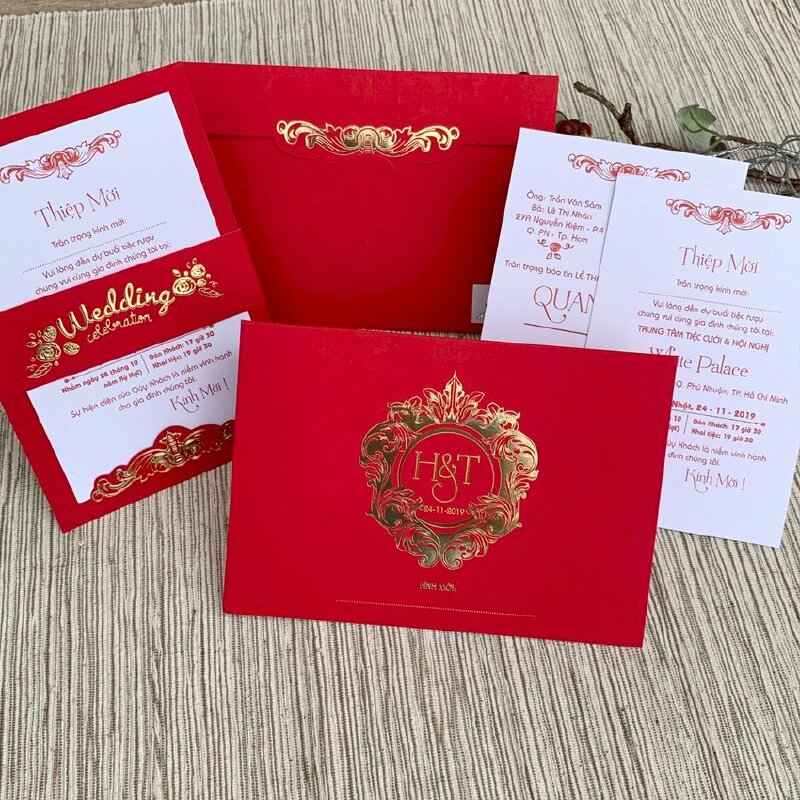 Thiệp cưới màu đỏ trang trọng, lịch sự