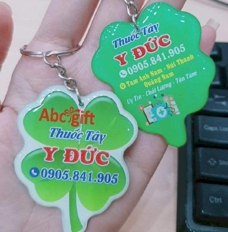 Móc khóa cỏ bốn lá tượng trưng cho sự may mắn, thành công