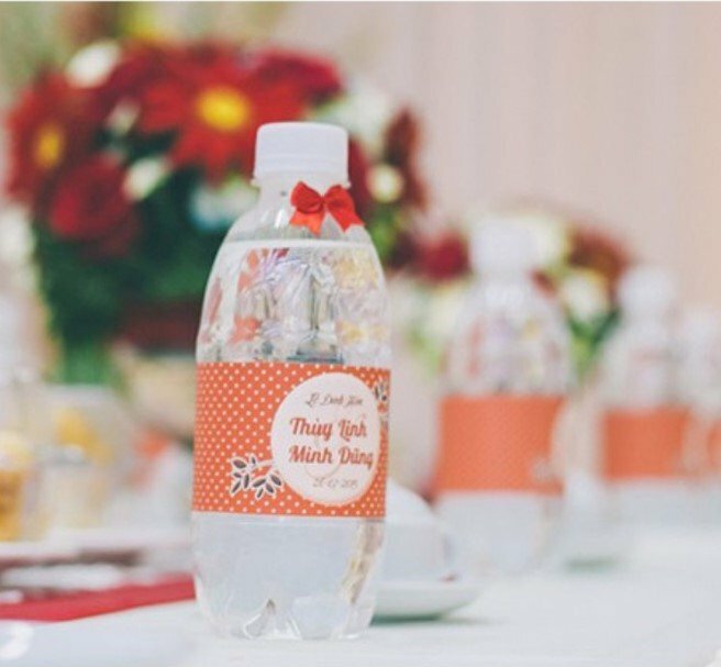 nhãn chai nước cô dâu chú rễ
