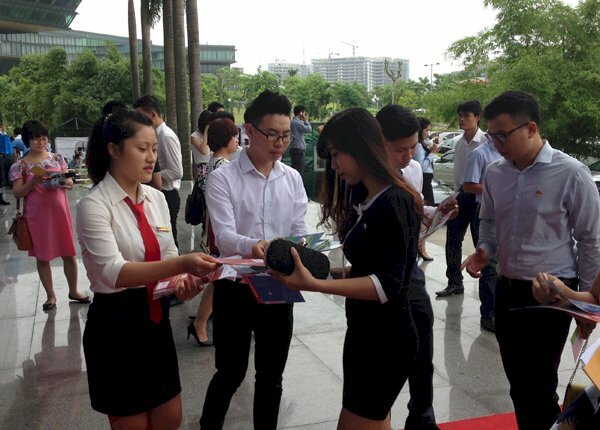 Phát tờ rơi tại các sự kiện