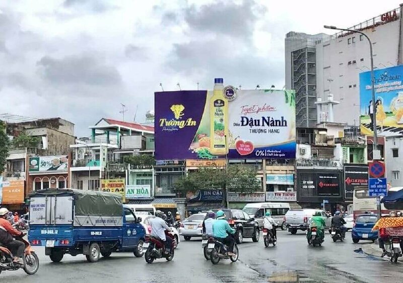 in phông bạt quảng cáo làm pano cỡ lớn tại các góc ngã tư, giao lộ