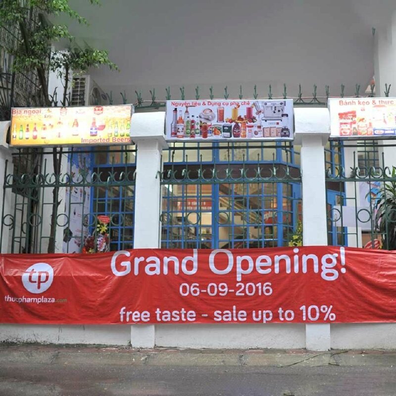 in phông bạt thông báo "Coming soon" cho mặt bằng