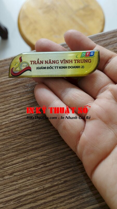 in thẻ tên đổ keo trong gắn nam châm