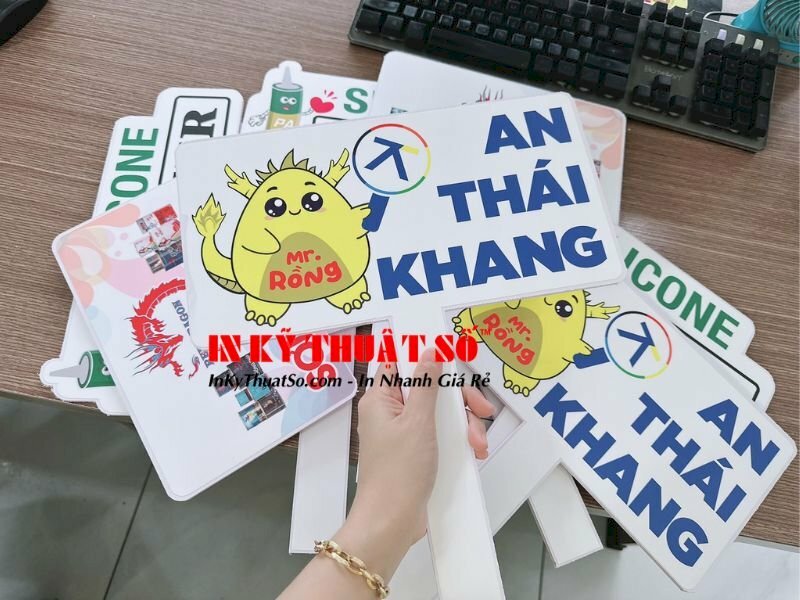 In hashtag cầm tay chụp ảnh check in sự kiện