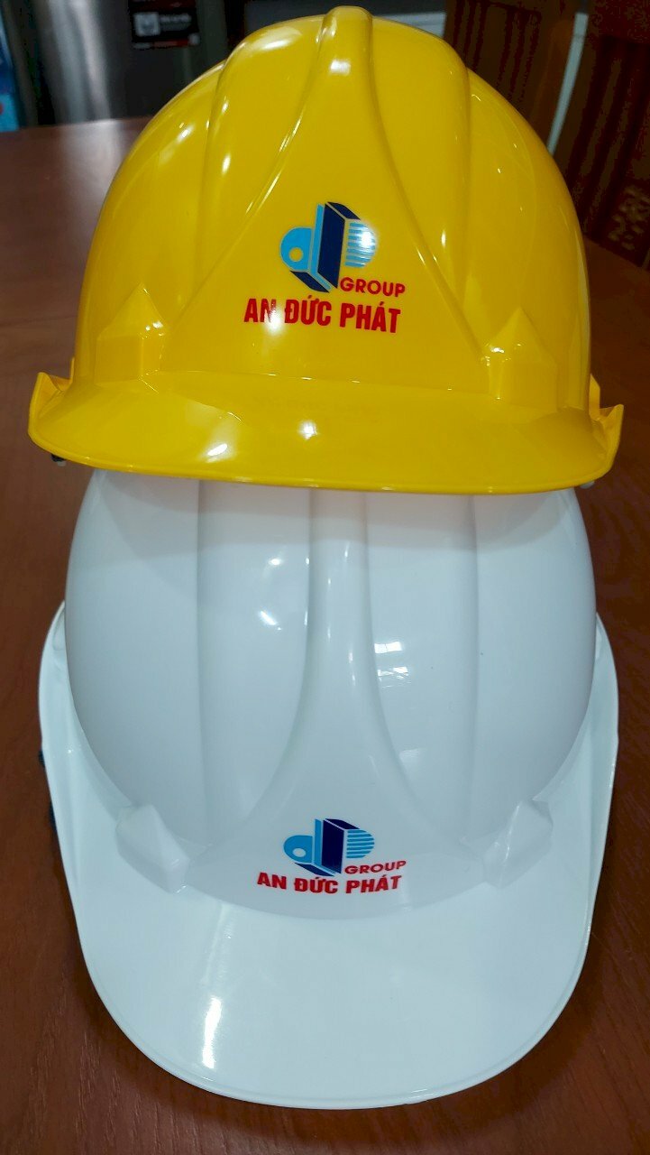 In nhãn mác mũ bảo hiểm