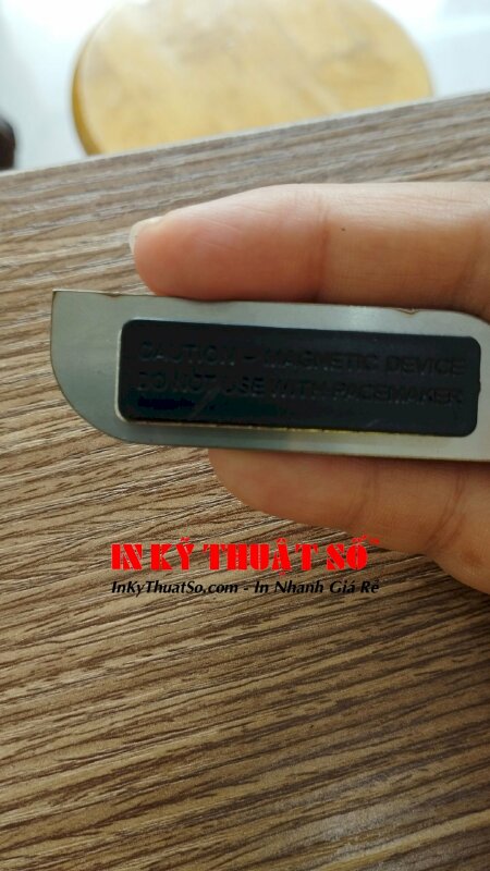 in thẻ tên đổ keo trong gắn nam châm