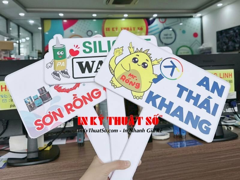 In hashtag cầm tay chụp ảnh check in sự kiện