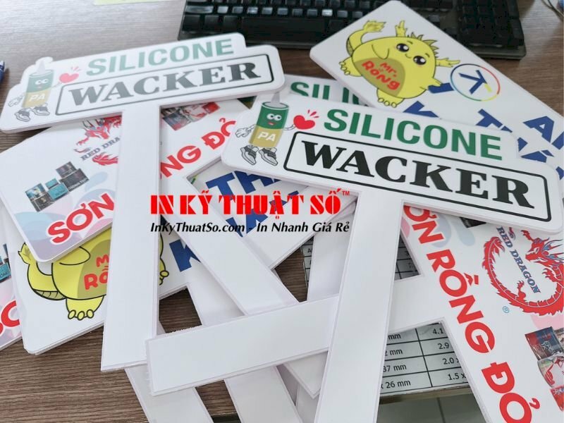 In hashtag cầm tay chụp ảnh check in sự kiện