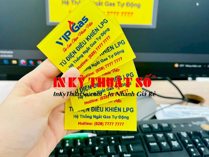 Thiết kế, in nhãn mác mica trong dày 2 li