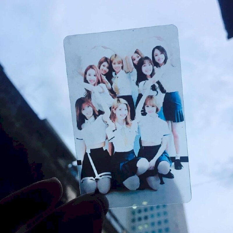 card kpop in trên chất liệu giấy nhựa trong suốt