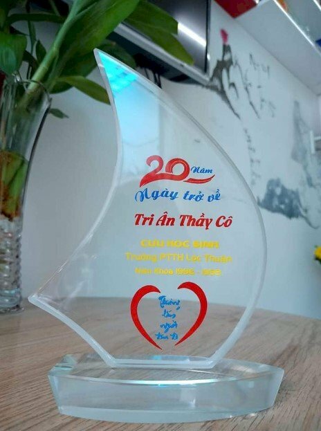 in cúp lưu niệm