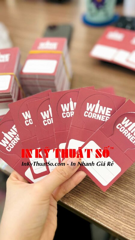 In tem treo cổ chai thuỷ tinh