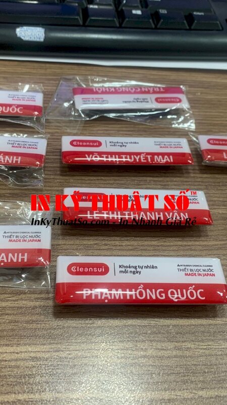 In bảng tên nhân viên kích thước 6x2.5cm, in bảng tên đẹp, thể hiện sự chuyên nghiệp nơi công sở