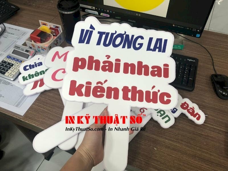 Hashtag cầm tay học sinh, sinh viên