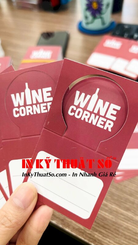 In tem treo cổ chai thuỷ tinh