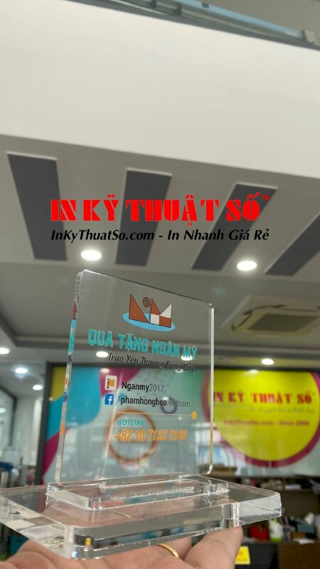 In standee để bàn mica trong suốt quảng bá thương hiệu - INKTS352