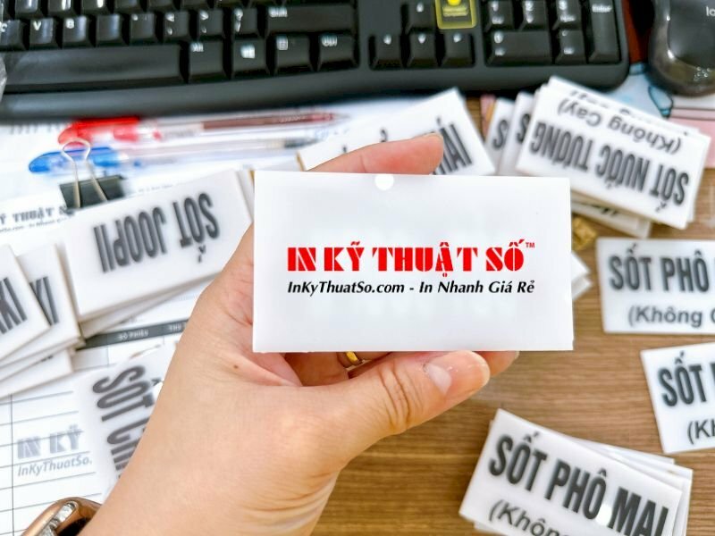 Thẻ tên mica gắn quầy nước sốt - In Kỹ Thuật Số Since 2006