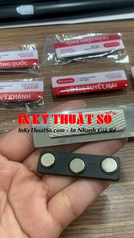 Mặt sau mẫu bảng tên nhân viên được cán gắn nam châm tiện lợi cho người sử dụng